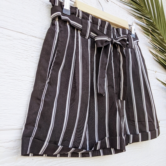 NWT Peyton Bre Sash Shorts- Striped with pockets - Picture 4 of 9